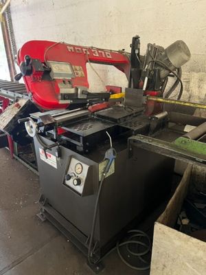 a picture of a machine that is sitting in a garage
