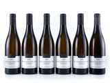 six bouteilles de vin sont alignées sur une surface blanche