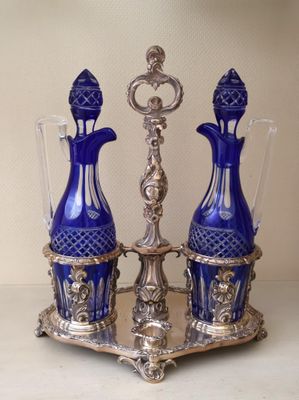 deux vases bleus posés sur un socle en argent