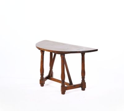 une vieille table en bois avec un plateau en marbre sur fond blanc