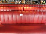 de nombreux fauteuils en cuir rouge alignés dans une pièce