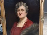 portrait d'une femme en robe rouge portant une étole en fourrure
