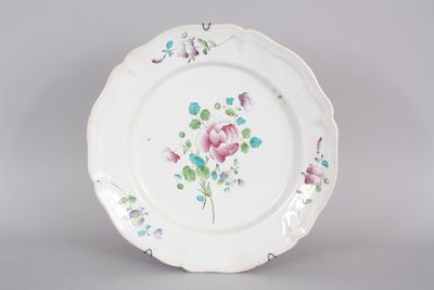 une image représentant une assiette blanche ornée de fleurs roses