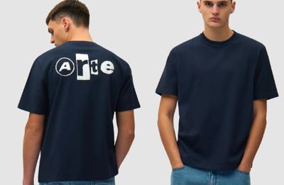 deux jeunes hommes debout l'un à côté de l'autre, portant des t-shirts sur lesquels est inscrit le mot « able »