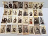 une vieille photo représentant un groupe d'hommes en uniforme militaire