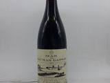 une bouteille de vin rouge posée sur une table