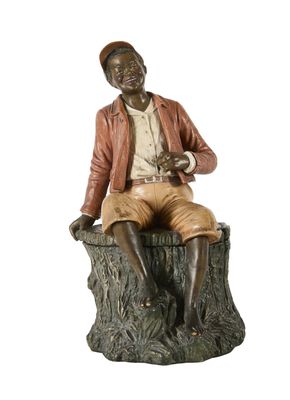 une statue représentant un homme assis sur une souche d'arbre
