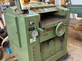 une photo d'une machine posée sur une palette