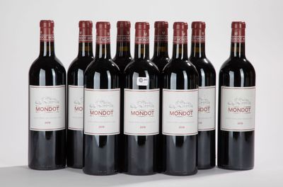 six bouteilles de vin rouge sont alignées
