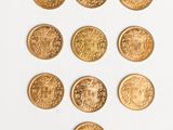 gros plan d'un paquet de pièces d'or sur une surface blanche