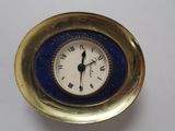 une horloge dorée et bleue avec des chiffres romains