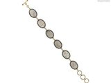 gros plan d'un bracelet sur fond blanc
