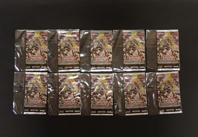 un lot de six paquets de cartes à collectionner posé sur une table