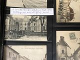 des photos de vieilles cartes postales exposées dans une vitrine noire