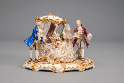 une figurine représentant un homme et une femme sur une calèche
