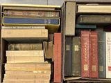 un grand nombre de livres qui se trouvent dans une boîte