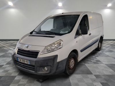 la photo d'une camionnette blanche sur un sol en damier
