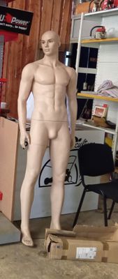 un mannequin représentant un homme debout dans un garage