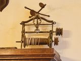 une horloge surmontée d'une tête de cerf