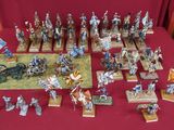 tout un tas de figurines posées sur une table rouge