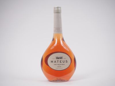 une image représentant une bouteille de brandy Matéus sur fond blanc