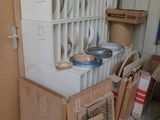 une pile de boîtes et de cartons dans une pièce avec une porte