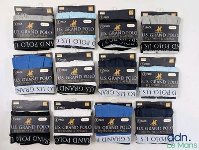 Plusieurs paires de chaussettes bleues et noires pour homme sont empilées les unes sur les autres