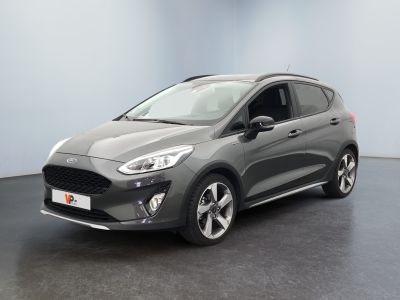 une Ford Fiesta grise garée dans une pièce au sol noir