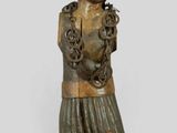 statue d'un homme avec une chaîne autour du cou