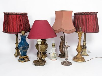 a lot of lamps that are sitting on a table