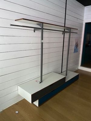 Agencement de boutique comprenant deux importants modules de…