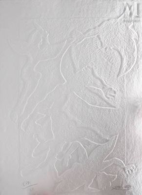 une personne en train de dessiner sur une feuille de papier