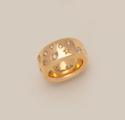 une bague en or jaune sertie de diamants et ornée d'étoiles