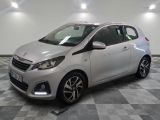 la voiture argentée est garée sur un sol en damier dans le garage