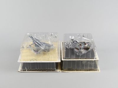 deux bacs en plastique remplis d'objets de toutes sortes