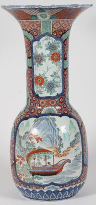 un vase avec un tableau posé sur une table