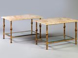 paire de tables d'appoint en marbre et laiton avec des étagères en verre