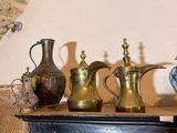 trois vases posés sur une commode