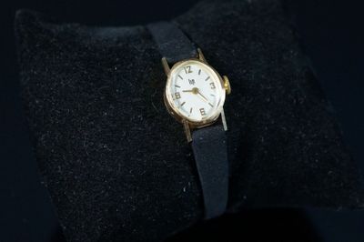 une montre posée sur un oreiller