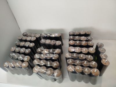 de nombreuses canettes de soda alignées les unes à côté des autres sur une étagère