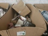 une boîte en carton remplie d'objets hétéroclites sur le sol
