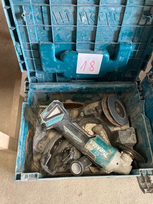 une boîte bleue avec des outils à l'intérieur sur le sol