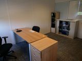 un bureau sur lequel se trouve un ordinateur, dans un bureau