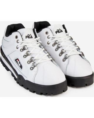 un gros plan sur une paire de baskets blanches sur fond blanc
