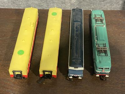 trois trains miniatures posés sur une table l'un à côté de l'autre