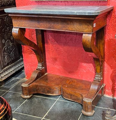 Table console en placage d'acajou flammé.