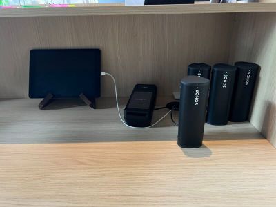 une étagère sur laquelle sont posés un ordinateur, des haut-parleurs et d'autres appareils électroniques