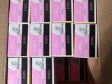 Plusieurs cartons de couches pour bébés sont empilés les uns sur les autres