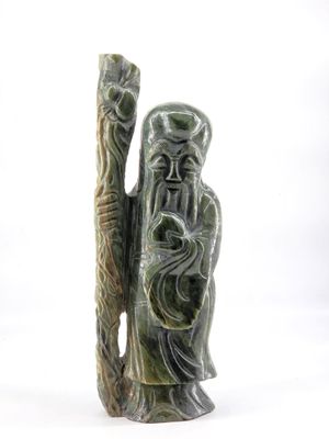 CHINE. Groupe en pierre dure verte sculptée à sujet d'un sag…