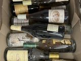 plusieurs bouteilles de vin dans une caisse sur la table